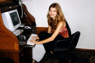 Zástup mužů čtyři dny sledoval živě mučení 13leté Alicie. Pomohl jediný z nich, anonymně z budky - Médium.cz